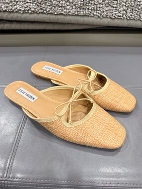 Steve Madden Straw Raffia Bow Slip-On Mules in Light Beige